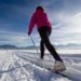 Eine Frau beim Ski-Langlauf.