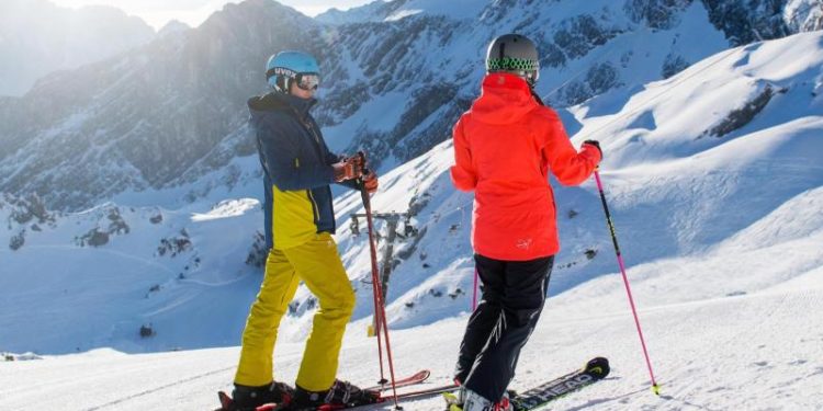 Zwei Personen beim Skifahren.