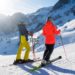 Zwei Personen beim Skifahren.