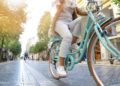 Ältere Frau fährt in der Stadt mit dem Fahrrad