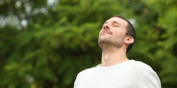 Wie sinnvoll ist Achtsamkeit zur Behandlung von Schmerzen, Ängsten und Depressionen? (Bild: Antonioguillem/Stock.Adobe.com)