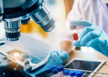 Wird ein neuer Blutttest die Diagnose von Eierstockkrebs verbessern und so vielen Frauen weltweit das Leben retten? (Bild: totojang1977/Stock.Adobe.com)