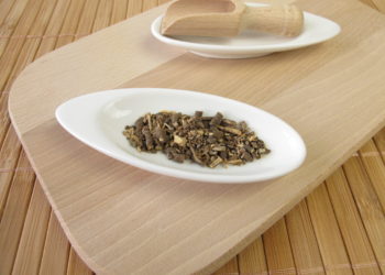 Schale mit Ipecacuanha Wurzelstücken