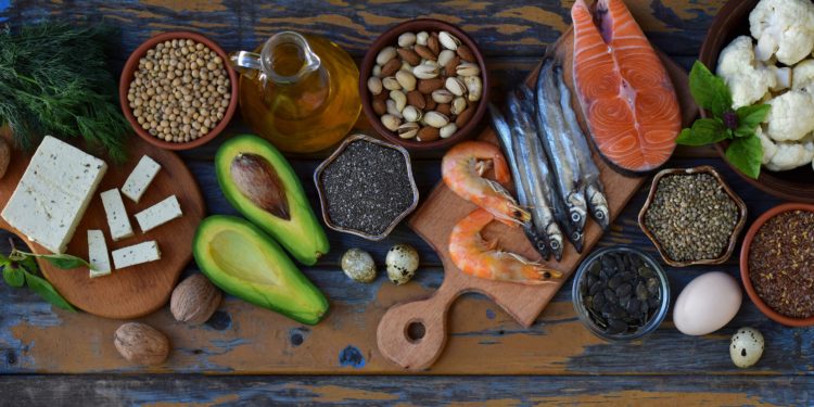 Verschiedene Omega-3-reiche Lebensmittel wie Fisch, Meeresfrüchte, Avocados und Nüsse