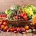 Ein Korb ist gefüllt mit verschiedenen Früchten und Gemüsesorten.