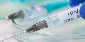 Durch eine einmalige Impfung gegen HPV ist es möglich, das Risiko für Gebärmutterhalskrebs zu senken. (Bild: Tobias Arhelger/Stock.Adobe.com)