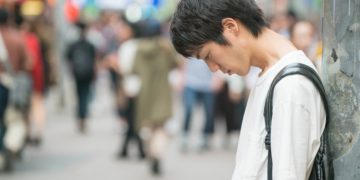 Wenn wir in unserer Jugend soziale Isolation erfahren, scheint sich dies negativ auf unser Verhalten im späteren Leben auszuwirken. (Bild: hikdaigaku86/Stock.Adobe.com)