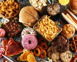 Eine Auswahl von ungesunden Lebensmitteln und Fast-Food-Gerichten.