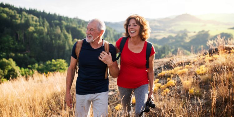 Älteres Paar beim Wandern auf einem Berg