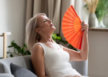 Der Eintritt in die Menopause wirkt sich auf das Risiko für Herzerkrankungen aus. (Bild: fizkes/Adobe.Stock.com)