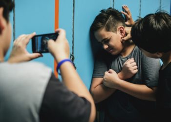 Wenn Teenager wegen ihres Gewichts diskriminiert werden, begünstigt dies den Missbrauch von Drogen und Alkohol. (Bild: Rawpixel.com/Stock.Adobe.com)