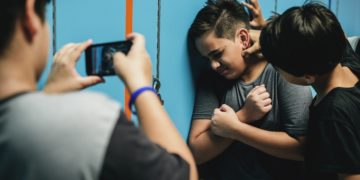 Wenn Teenager wegen ihres Gewichts diskriminiert werden, begünstigt dies den Missbrauch von Drogen und Alkohol. (Bild: Rawpixel.com/Stock.Adobe.com)