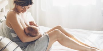 Muttermilch enthält wichtige Inhaltsstoffe, welche die kognitive Entwicklung von Säuglingen verbessern. (Bild: Alena Ozerova/Stock.Adobe.com)