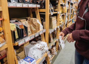 eine Süßigkeitenregal in einem Supermarkt