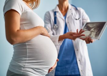 Frauen sollten sich während ihrer ersten Schwangerschaft unbedingt auf Präeklampsie untersuchen lassen. (Bild: pressmaster/Stock.Adobe.com)