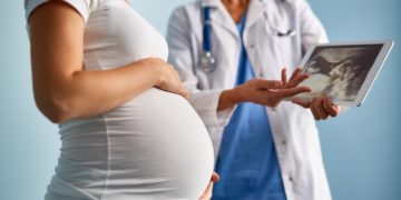 Frauen sollten sich während ihrer ersten Schwangerschaft unbedingt auf Präeklampsie untersuchen lassen. (Bild: pressmaster/Stock.Adobe.com)