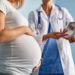 Frauen sollten sich während ihrer ersten Schwangerschaft unbedingt auf Präeklampsie untersuchen lassen. (Bild: pressmaster/Stock.Adobe.com)