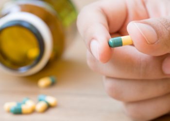 Die Einnahme von Tramadol scheint mit einem erhöhten Risiko für Hüftfrakturen in Verbindung zu stehen. (Bild:  chatuphot/Stock.Adobe.com)