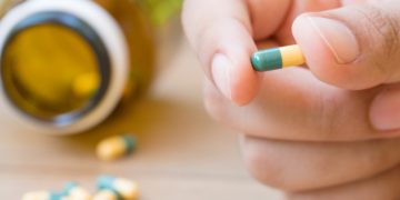 Die Einnahme von Tramadol scheint mit einem erhöhten Risiko für Hüftfrakturen in Verbindung zu stehen. (Bild:  chatuphot/Stock.Adobe.com)
