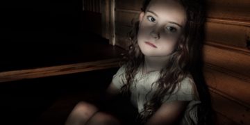 Ein Trauma in der Kindheit kann zu Störungen des Gehirns im späteren Leben beitragen. (Bild: ambrozinio/Stock.Adobe.com)