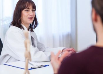 Eine Ärztin spricht mit einem Patienten.