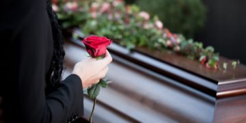 Die Beerdigung eines Ehepartners kann sich negativ auf die Kognition auswirken. (Bild: Kzenon /Stock.Adobe.com)