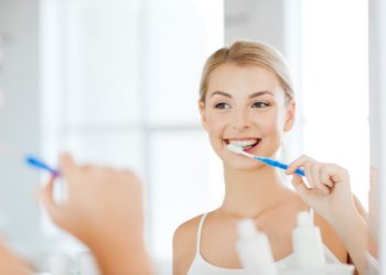 Kann das Putzen unserer Zähne mit spezieller Zahnpasta uns vor Herzinfarkten und Schlaganfällen schützen? (Bild: Syda Productions/Stock.Adobe.com)