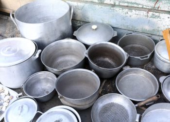 Gebrauchtes Aluminiumkochgeschirr auf einem Flohmarkt