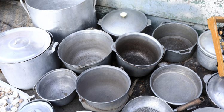 Gebrauchtes Aluminiumkochgeschirr auf einem Flohmarkt