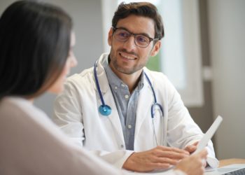 Ein Arzt spricht mit einer Patientin.