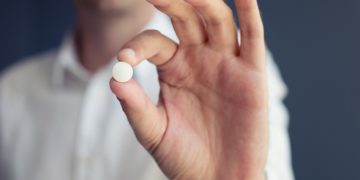 Kann die regelmäßige Einnahme von Aspirin über einen Zeitraum von mehreren Jahren Menschen vor Leberkrebs schützen? (Bild: LumineImages/Stock.Adobe.com)
