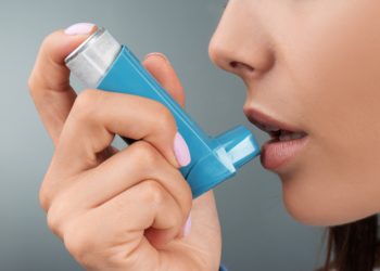 Eine aktuelle Untersuchung deutet darauf hin, dass ein spezieller Schimmelpilz ein Auslöser von Asthma sein könnte. (Bild: New Africa/Stock.Adobe.com)