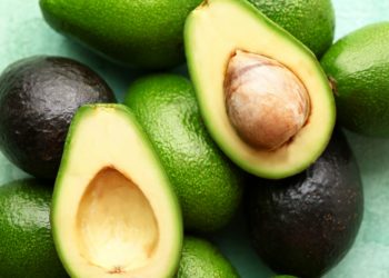 Avocados scheinen Menschen mit Gewichtsproblemen vor einem kognitiven Abbau zu schützen. (Bild: Pixel-Shot/Stock.Adobe.com)