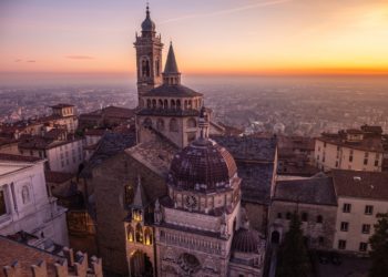 Eine Luftaufnahme der Altstadt in Bergamo, Italien.