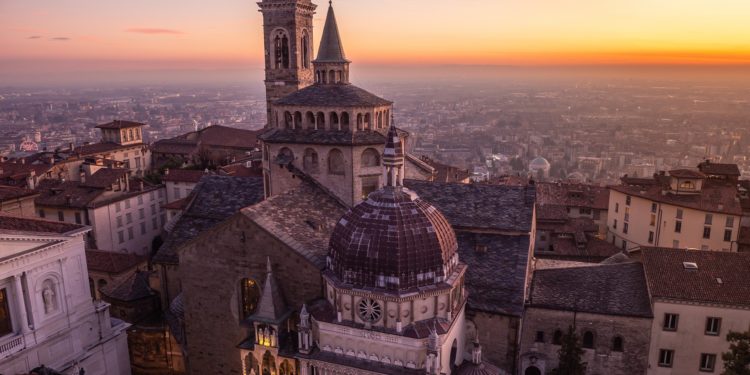 Eine Luftaufnahme der Altstadt in Bergamo, Italien.