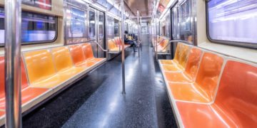 Gerade in U-Bahnen gibt es viele Materialien, welche die Ausbreitung des Coronavirus begünstigen. (Bild: jovannig/Stock.Adobe.com)