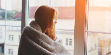 In Deutschland steigen die Infektionsfälle mit dem neuen Coronavirus rasant an. Die meisten Betroffenen können ihre Erkrankung zu Hause auskurieren. Auch hier sollte man einige Regeln beachten. (Bild: zakalinka/stock.adobe.com)
