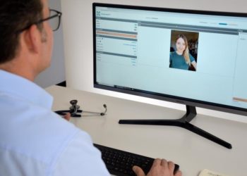 Ein Arzt telefoniert per Videochat mit einer Patientin.