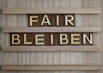 Ein Bild zeigt die Aufschrift "Fair bleiben".