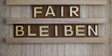 Ein Bild zeigt die Aufschrift "Fair bleiben".