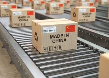 Pakete mit der Aufschrift Made in China und der chinesischen Flagge auf Rollenbahnen