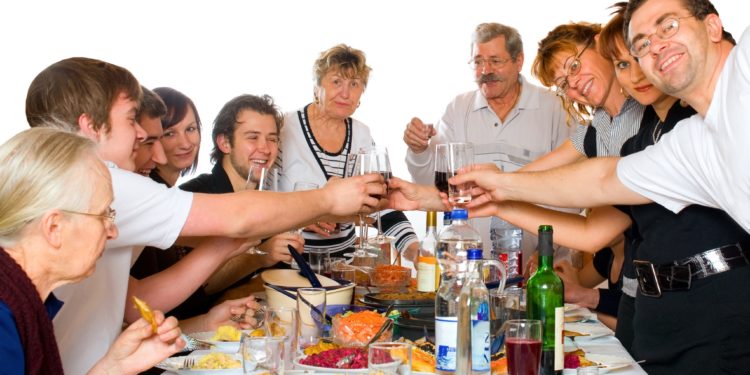 Eine Großfamilie beim Essen.