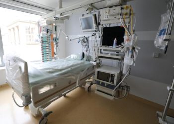 Ein Krankenhausbett in einer Intensivstation.