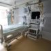 Ein Krankenhausbett in einer Intensivstation.