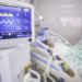 Beatmungsgerät, das einem Patienten auf einer Intensivstation über einen Schlauch Sauerstoff zuführt
