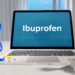 Auf einem Computerbildschirm steht das Wort "Ibuprofen" geschrieben.