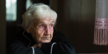 Einsamkeit im Alter kann zu schwerwiegenden gesundheitlichen Auswirkungen beitragen. (Bild: De Visu/Stock.Adobe.com)