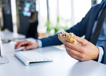 Können wir durch Spielen am Computer abnehmen, wenn wir gleichzeitig unsere Mahlzeiten zu uns nehmen? (Bild: Halfpoint/Stock.Adobe.com)