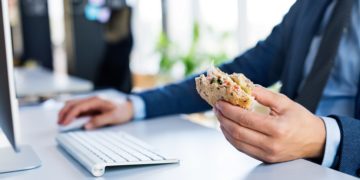 Können wir durch Spielen am Computer abnehmen, wenn wir gleichzeitig unsere Mahlzeiten zu uns nehmen? (Bild: Halfpoint/Stock.Adobe.com)