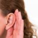 Probleme mit dem Gehör begünstigen das Risiko für schwere Stürze. (Bild:  Racle Fotodesign/Stock.Adobe.com)